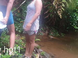 Trio antes de ba&ntilde_arnos en la poza de agua